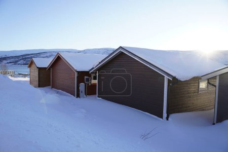 Foto de Casa tradicional de cultura noruega en tromso costa - Imagen libre de derechos