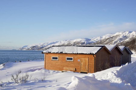 Foto de Casa tradicional de cultura noruega en tromso costa - Imagen libre de derechos