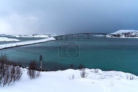 Téléchargez les photos : Sommaroy vue sur le pont par temps neigeux au tromso, au nord - en image libre de droit