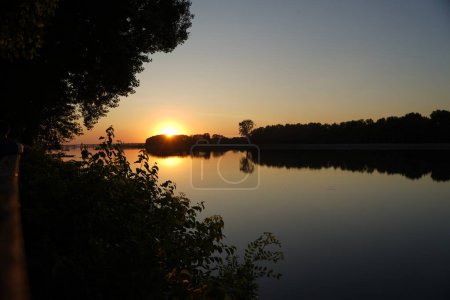 Téléchargez les photos : Coucher de soleil sur la rivière tunca à edirne, dinde - en image libre de droit