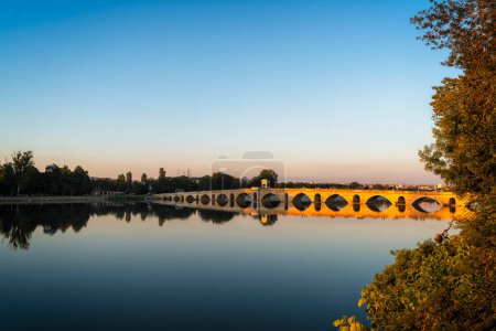 Téléchargez les photos : Coucher de soleil sur la rivière tunca à edirne, dinde - en image libre de droit