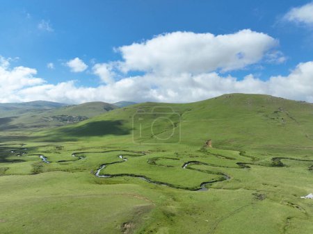 Téléchargez les photos : Vue aérienne du plateau montagneux et des méandres - en image libre de droit