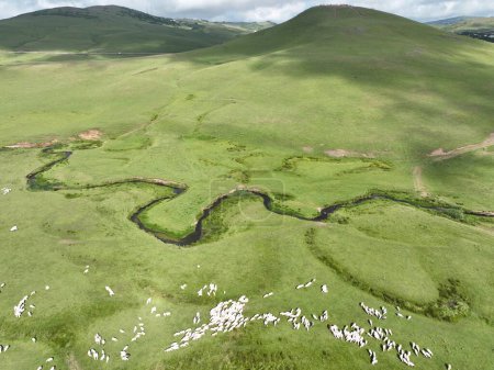Foto de Vista aérea de las montañas meseta y meandros - Imagen libre de derechos