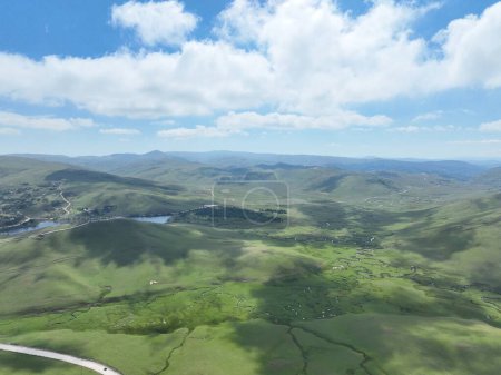 Téléchargez les photos : Vue aérienne du plateau montagneux et des méandres - en image libre de droit