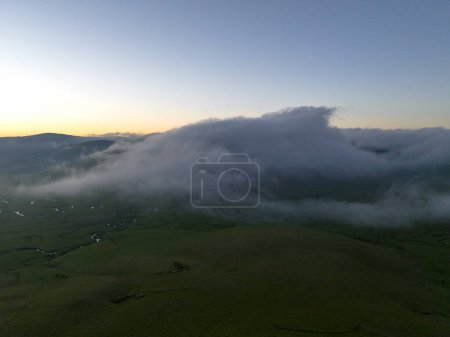 Foto de Pico de montaña con cielo nublado - Imagen libre de derechos
