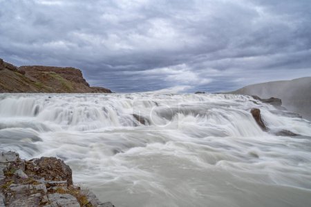 Téléchargez les photos : Gullfoss (Golden Falls) est l'une des cascades les plus emblématiques et les plus appréciées d'Islande, située dans le canyon du fleuve Hvt dans le sud-ouest de l'Islande.. - en image libre de droit