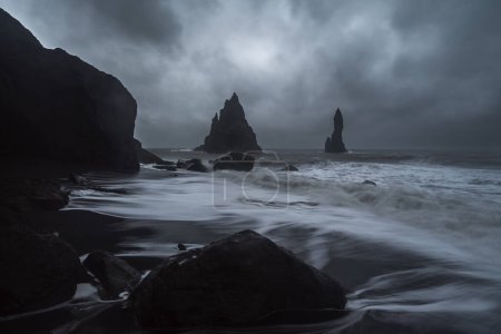 Téléchargez les photos : Plage de sable noir en Islande avec pousse longue exposition - en image libre de droit