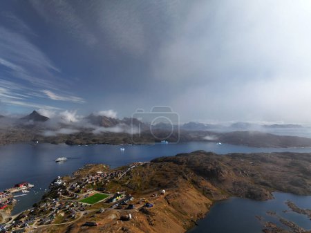 Téléchargez les photos : Vue aérienne du fjord tasiilaq du Groenland, des montagnes et du brouillard - en image libre de droit