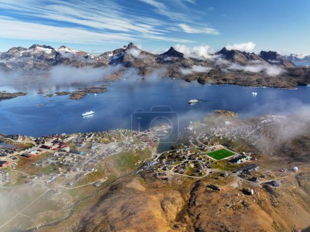 Foto de Vista aérea del fiordo tasiilaq de Groenlandia, montañas y niebla - Imagen libre de derechos
