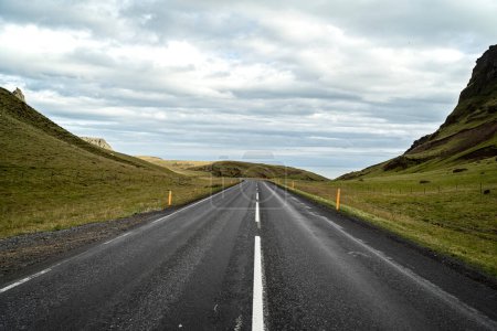 Téléchargez les photos : Route d'Islande en été avec ciel nuageux - en image libre de droit