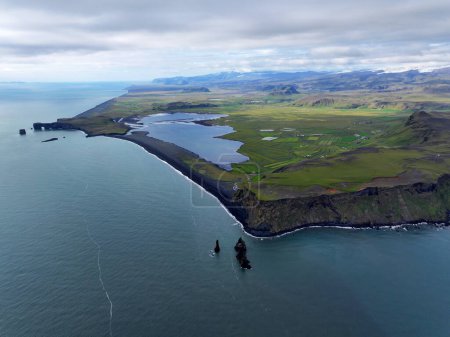 Téléchargez les photos : Vue aérienne du littoral et des montagnes islandais - en image libre de droit