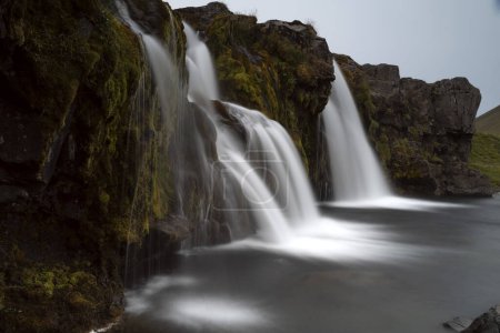 Téléchargez les photos : Kirkjufellsfoss est l'une des cascades les plus photographiées d'Islande. Il est situé près de Grundarfjrur sur le côté nord de la péninsule de Snfellsnes. - en image libre de droit