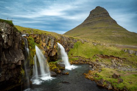 Foto de Impresionante paisaje naturaleza montaña el juego de tronos serie lugar en Islandia - Imagen libre de derechos