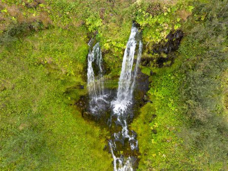 Téléchargez les photos : Vue aérienne des cascades seljalandsfoss en Islande - en image libre de droit