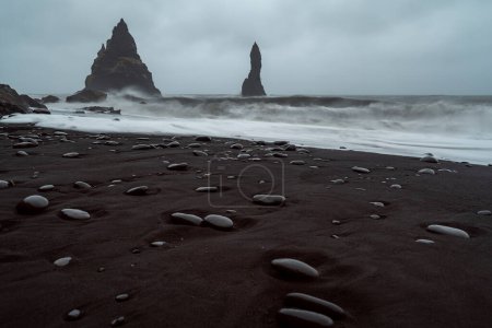 Téléchargez les photos : Vue longue exposition sur la plage de sable noir de Vik, Islande - en image libre de droit