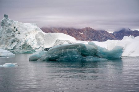 Téléchargez les photos : Vue aérienne iceberg au Groenland sur l'océan Arctique - en image libre de droit