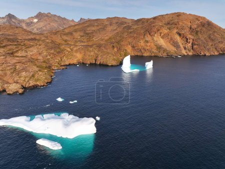 Téléchargez les photos : Vue aérienne des glaciers et des montagnes arctiques au Groenland - en image libre de droit