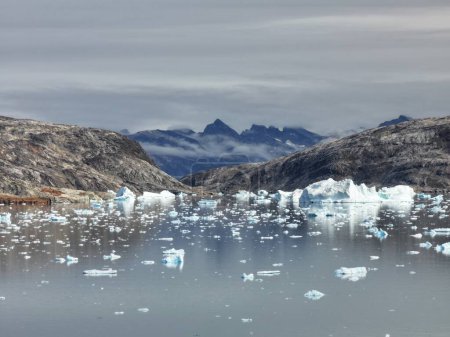 Téléchargez les photos : Vue aérienne des glaciers et des montagnes arctiques au Groenland - en image libre de droit