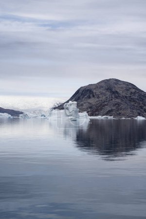 Téléchargez les photos : Les glaciers fondent dans l'océan Arctique au Groenland. Les grands glaciers se séparent de jour en jour et c'est une situation dangereuse pour le système climatique mondial. La journée de tir était brumeuse et les glaciers n'étaient pas très visibles. - en image libre de droit