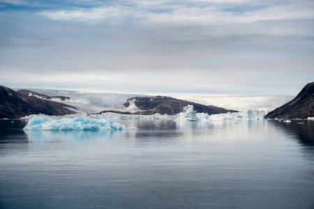 Téléchargez les photos : Les glaciers fondent dans l'océan Arctique au Groenland. Les grands glaciers se séparent de jour en jour et c'est une situation dangereuse pour le système climatique mondial. La journée de tir était brumeuse et les glaciers n'étaient pas très visibles. - en image libre de droit