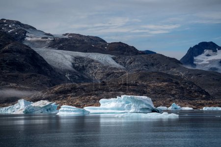 Foto de Los glaciares se están derritiendo en el océano Ártico en Groenlandia. Los grandes glaciares se están rompiendo día a día y esta es una situación peligrosa para el sistema climático mundial. El día de rodaje estaba nublado y los glaciares no eran visibles muy claramente.. - Imagen libre de derechos