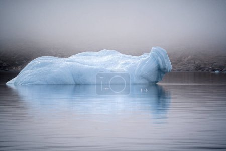 Foto de Los glaciares se están derritiendo en el océano Ártico en Groenlandia. Grandes glaciares se están rompiendo día a día y esta es una situación peligrosa para el sistema climático mundial. - Imagen libre de derechos