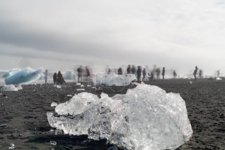 Téléchargez les photos : Glaciers sont sur la plage de sable noir en Islande - en image libre de droit