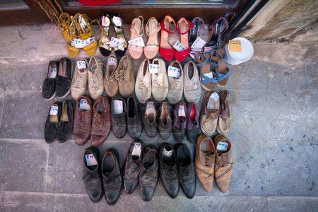 Foto de Zapatos de segunda mano en la tienda de la calle, Mardin Turquía. Mar 14, 2023 - Imagen libre de derechos