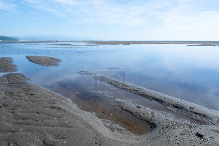 Téléchargez les photos : Lagune près de la mer, Paysage naturel aux couleurs bleues, Vue sur le paysage relaxant, nature albanaise - en image libre de droit