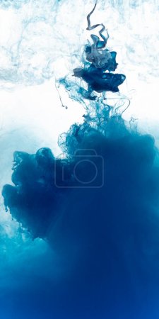 Foto de Color azul que fluye en formas de humo, movimiento abstracto liso por pintura acrílica - Imagen libre de derechos