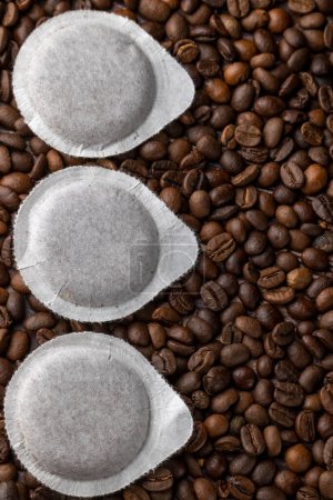Téléchargez les photos : Dosettes en papier pour machine à café sur fond de grains de café - en image libre de droit