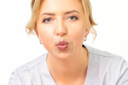 Foto de Joven mujer atractiva médico dando beso sobre fondo blanco, primer plano - Imagen libre de derechos