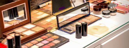 Téléchargez les photos : Ensemble de cosmétiques décoratifs sur la table dans un salon de beauté - en image libre de droit