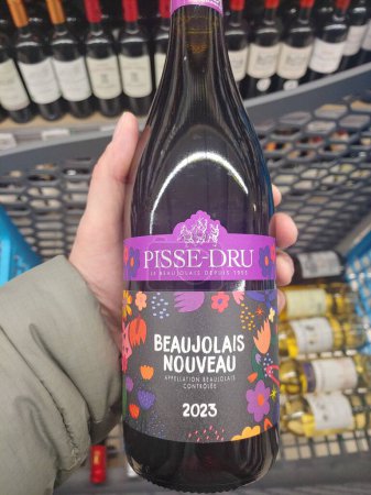 Foto de VALLET, FRANCIA - 18 de noviembre de 2023: una botella de vino francés Beaujolais Nouveau 2023 - Imagen libre de derechos