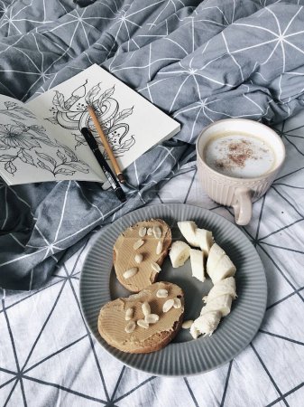Foto de Foto de desayuno con tortitas, tostadas de mantequilla de maní, plátano, fruta, nueces, harina de avena, taza de café - Imagen libre de derechos