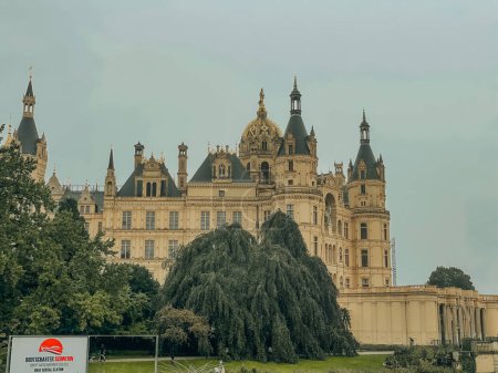 Téléchargez les photos : Photo du paysage et de l'architecture du château de Schwerin à Schwerin, Allemagne du Nord, Mecklembourg-Poméranie-Occidentale - en image libre de droit