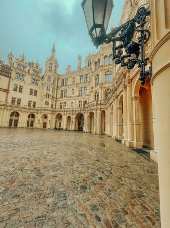 Téléchargez les photos : Photo du paysage et de l'architecture du château de Schwerin à Schwerin, Allemagne du Nord, Mecklembourg-Poméranie-Occidentale - en image libre de droit