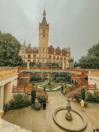 Foto de Foto de paisaje y arquitectura del castillo de Schwerin en Schwerin, norte de Alemania, Mecklemburgo-Vorpommern - Imagen libre de derechos