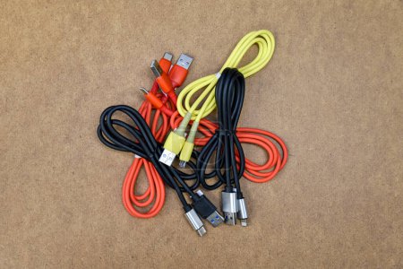 Téléchargez les photos : Lots of type-c and lightning connector charging cords - en image libre de droit