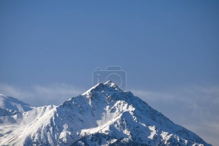 Montagnes enneigées, Tian Shan, grand système de chaînes de montagnes en Asie centrale