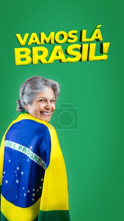 Téléchargez les photos : Belle femme senior tenant le drapeau du Brésil sur fond cinématographique Écrit allons Brésil en portugais. Pour les médias sociaux avec espace de copie. - en image libre de droit
