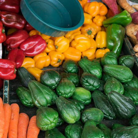Téléchargez les photos : Free Fair Street Market Stall With Zucchini, Carrots and Peppers. Traditional Brazilian Free Fair. - en image libre de droit