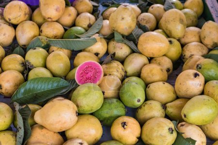 Téléchargez les photos : Free Fair Street Market Stall With Guava Fruit. Traditional Brazilian Free Fair. - en image libre de droit