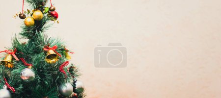 Foto de Vacaciones de Navidad en el verano tropical, árbol de Navidad en el patio - Imagen libre de derechos