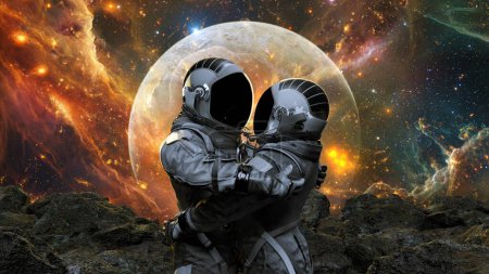 Zwei Astronauten in Raumanzügen umarmen sich inmitten kosmischer Szenerie mit Mond und lebendigen Galaxien im Hintergrund. Liebe. 3D-Darstellung