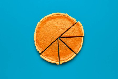 Téléchargez les photos : Délicieuse tarte à la citrouille maison isolée sur un fond bleu vif - en image libre de droit