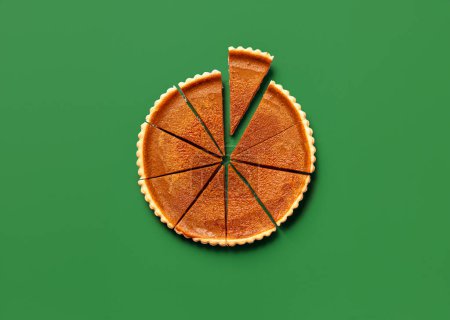 Téléchargez les photos : Vue ci-dessus avec une tarte à la citrouille tranchée en portions égales, minimaliste sur un fond vert - en image libre de droit