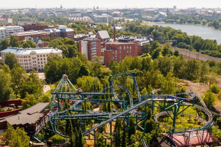 Foto de Helsinki, Finlandia - 24 de junio de 2022: Vista superior del parque de atracciones Linnanmaki y la ciudad de Helsinki. - Imagen libre de derechos