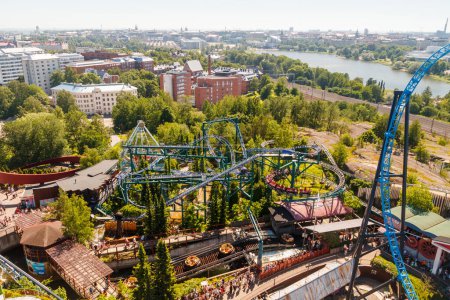 Foto de Helsinki, Finlandia - 24 de junio de 2022: Vista superior del parque de atracciones Linnanmaki y la ciudad de Helsinki. - Imagen libre de derechos