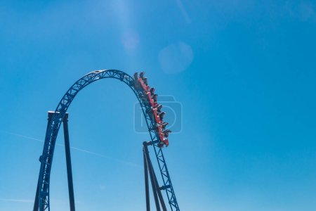 Foto de Montar montaña rusa en movimiento borroso sobre el fondo del cielo en el parque de atracciones - Imagen libre de derechos